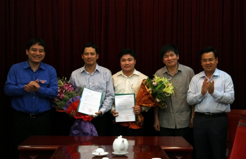 Đồng chí Nguyễn Đắc Vinh tặng hoa và chúc mừng 2 đồng chí vừa nhận nhiệm vụ mới